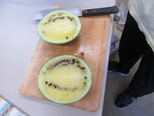 半分に切った果物の写真