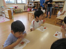 こども達がスイカを食べている様子の写真1
