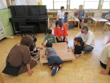祖父母と触れ合うこどもたちの写真