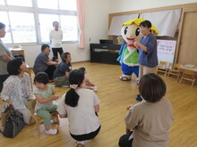 たび丸が子どもたちの前に登場した様子の写真