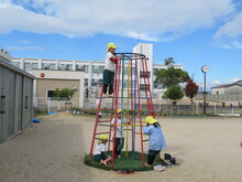 遊具を登るこどもたちの写真