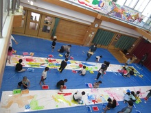 長いロール紙の全体を高い場所から撮影した写真