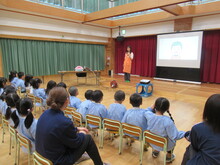 講師に注目するこどもたちの写真