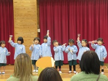 １列に並んでリズム遊びをするこどもたちの写真