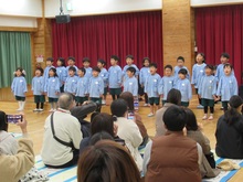 ２列に並んで歌を歌うこどもたちの写真