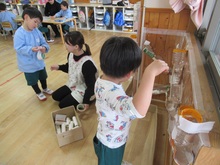 屋内で工作をするこどもたちの写真