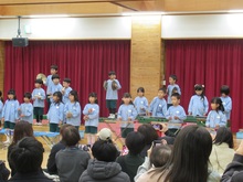 楽器で演奏するこどもたちの写真