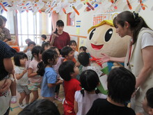 たび丸をたくさんのこどもたちが囲んでいる写真