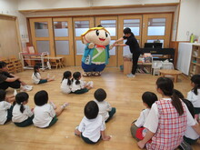 たび丸がこどもたちを訪れる写真