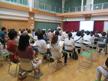 講演を聞く保護者の方々の写真1