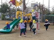 遊具で遊ぶこどもたちのようす