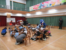 防災ダック（参加型防災教育カードゲーム）をするようす