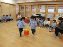 室内でイス取りゲームに挑むこどもたちのようす