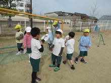 屋外で話し合いをするようす