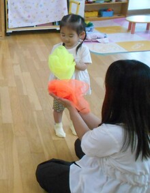 スカーフで遊んでいる写真