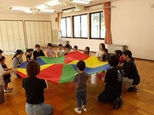 ミニバルーンを囲んで持ち上げるようす