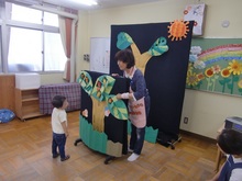 演出に注目するこどものようす