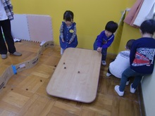 板の上でドングリを転がしているようす