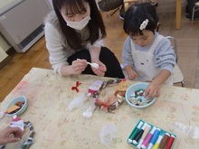 机の上で飾りつけを楽しむようす1