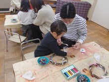 机の上で飾りつけを楽しむようす2