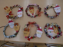 机の上で飾りつけを楽しむようす3