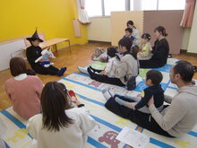絵本の読み聞かせのようす2