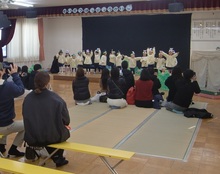 舞台の上で、こどもたち(ゆりぐみ)による劇遊びの様子