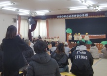 こどもたち(さくら組)劇遊びを鑑賞する保護者たちの様子