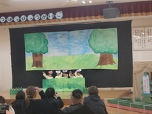 舞台の上で、こどもたち（ばら組）による劇遊びの様子