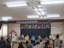 舞台上でこどもたち（たんぽぽ組）が劇遊びをする様子