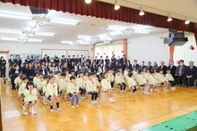 修了式の様子。前方にこどもたちが並んで座り、後方に保護者が並んで見守っているようす