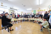 ひまわり組の様子。こどもたちが輪になって座り、先生の話を聞いているようす