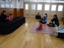 話を聞いている様子