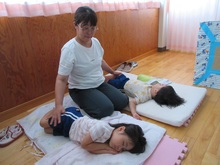 先生の見守りのもと、お昼寝をしています