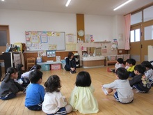 先生の話を聞いています