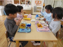 友だちと一緒に楽しく給食を食べています