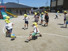 友だちと誘い合って、転がしドッジボールを楽しんでいます