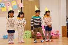とんがり帽子をかぶっている子どもの写真