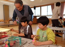 瓢箪に色を塗っていく子供たち