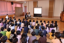 スクリーンを見ている子ども達