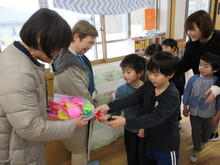 年長児のこどもたちが感謝を伝えている場面
