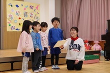 こどもたちが発表している様子
