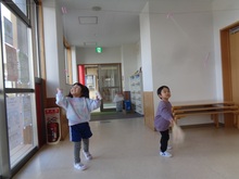 友だちと羽根つきを楽しんでいます