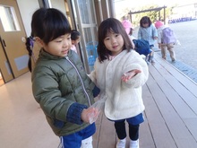 友だちと氷の冷たさを感じています