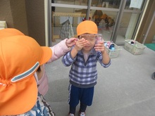 氷を持って、むこうの景色をみています