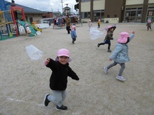 風を受けて、ビニール凧があがります