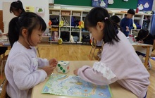 友だちとすごろく遊びを楽しんでいます