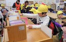 好きな絵本を見つけて嬉しそうです