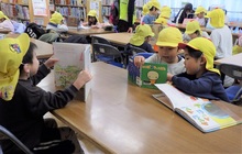 友だちの選んだ絵本を一緒に見ています