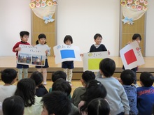 クイズのフリップを持ったこどもたち